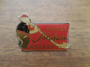 フランス☆古いピンズ 【HOTEL Alphorn GSTAAD】セルビア ピンバッジ ピンバッチ PINS アルプホルン