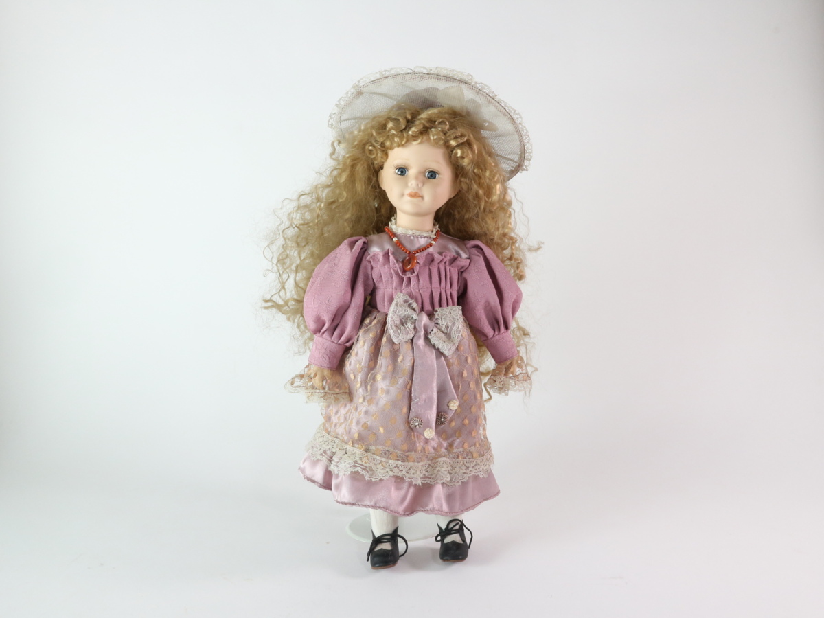 引きクーポン ピンクリボンの可愛い小さな子/kestnar doll ケストナー スタンド付き 雑貨