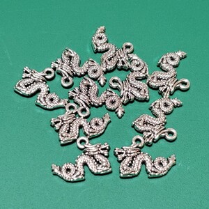 ハンドメイドパーツ シルバーカラー ドラゴン 龍 チャーム 金属パーツ アクセサリー オルゴナイト レジン作品 素材 10こセット