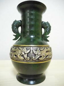 K75-101ふ　花瓶　銅製　古代柄　双耳　記念品贈呈品　中古　高さ約21ｃｍ　（6-上）