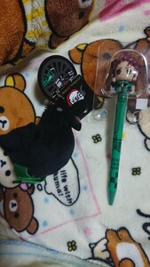 値下げしました。ユニバ鬼滅コラボ終了まであと1ヶ月ほど!鎹鴉肩のりマスコット、竈門炭治郎アクションボールペン2点セット。