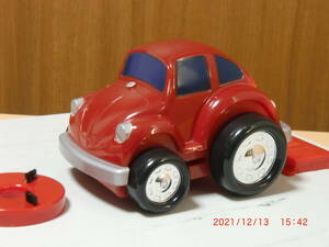 子供用おもちゃ、赤くて可愛い自動車。（ゴミ吸い取り機能は作動しない）