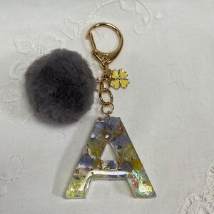 イニシャルキーホルダー ハンドメイド 黄色と紫のドライフラワー バックチャーム イニシャル フェイクファーポンポン
