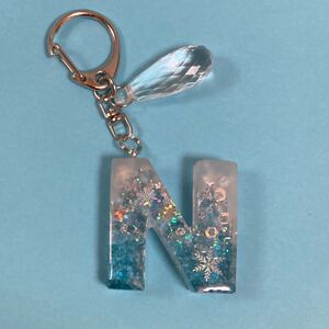 イニシャルキーホルダー レジン ハンドメイド 雪の結晶 氷 バックチャーム イニシャル プレゼント ホワイトデー フェイクファー