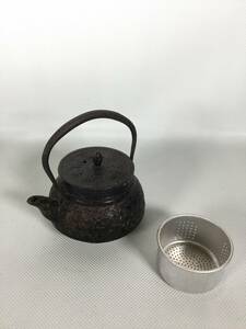 A1125☆鉄瓶　鉄器　急須　松ぼっくり　桜模様　茶器　茶道具　金属工芸　アンティーク　中古