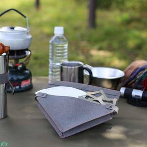 Серая кожаная кожа тип типа проход удобный пространство приблизительно 50 штук хранения на открытом воздухе в одиночном лагере обеденный стол кофе кофе.