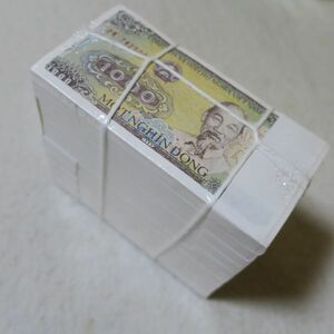 ベトナム　１０００ドン紙幣　１９８８年　連番１０００枚セット　札束