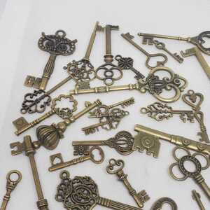 【ハンドメイド素材】レトロな鍵のチャームハンドメイド#素材#レトロ#ハンドメイド#素材#レトロ#アンティーク#スチームパンク#鍵#キー7456