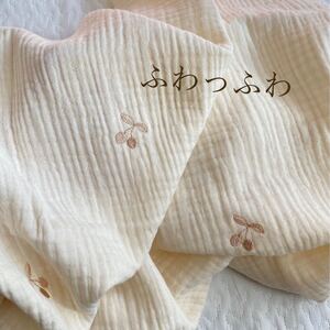 ふわふわのトリプルガーゼ チェリー刺繍