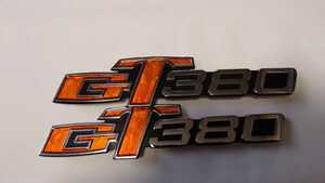 新品 GT380 純正廃番 サイドカバー エンブレム 1台分 左右 セット 欠品 廃盤 社外 サンパチ 68141-33000　