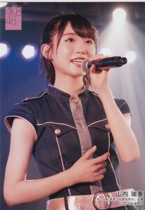AKB48 山内瑞葵 「手をつなぎながら」公演 2019.6.10 生写真 紺衣装 左手マイク