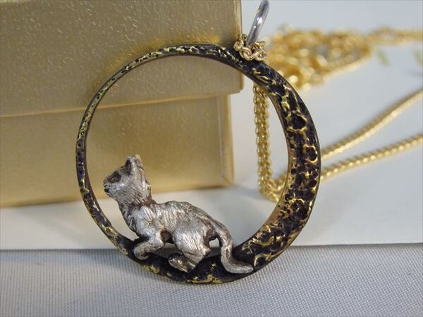 ★新品未使用★ねこ(ハンドメイドアクセサリーデザイナー 宮本 厚オリジナル作品)ネックレス(特殊合金・シルバー925使用) AMO1