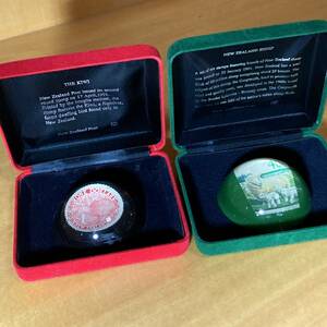  New Zealand mail issue limited goods paperweight Green (Sheep) / Red(Kiwi) set 