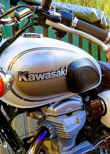 ◆タンクエンブレム◆ KAWASAKI エンブレム ステッカー 両面テープ付き 簡単装着 曲げやすい クローム仕上げ オートバイ シルバー