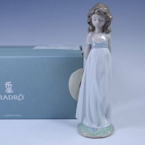 リヤドロ 8114 【 思い出の丘 】 “NATURAL BEAUTY ” 麦藁帽子 LLADRO