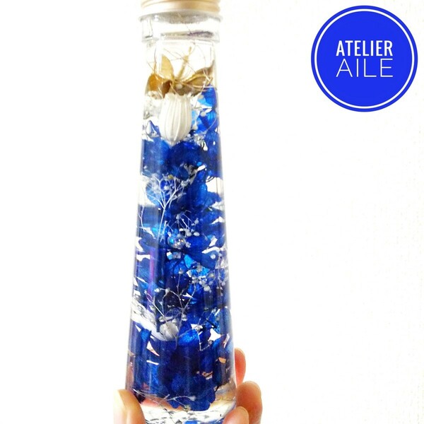 青色アジサイの円錐ボトルのハーバリウム