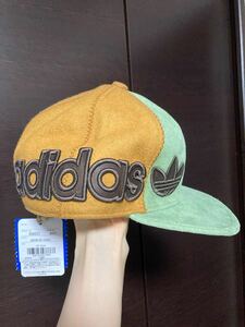 新品タグ付き adidasキャップ