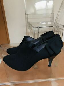 Le Talon black suede manner bootie 24. beautiful used 