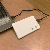 【USB 3.0 接続】 2.5インチ HDD/SSD ケース SATA ハードディスクケース 4TBまで 9.5mm/7mm厚両対応 工具不要 【ホワイト】_画像2