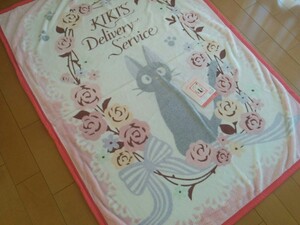 新品魔女の宅急便 なめらか ひざ掛けハーフ毛布 100×140cm【ジジと花のリース】の商品画像