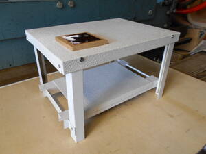 キャンプテーブル　2段式　40×30×H25　エンボスホワイト　頑丈　軽量　洗物置場　折り畳み 中板付き トタン・ガルバ鋼材 耐熱 防水 自作