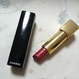 * популярный цвет *CHANEL Chanel rouge Allure 135 rouge enig matic помада rouge Allure губная помада 