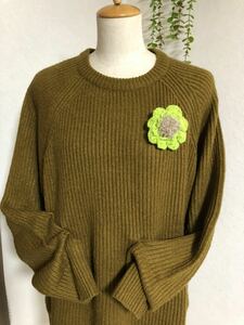 セーターの為の　ニットコサージュ 一点モノ　黄緑　カギ編み　ブローチ　ハンドメイド　若草色　差し色　ネオングリーン　フラワー