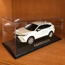 トヨタ 新型 ミニカー ホワイトパールクリスタルシャイン 070 ハリアー　非売品　新型ハリアー_画像1