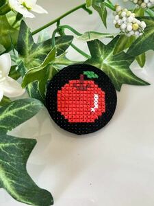 ハンドメイド 〜赤いリンゴのくるみボタン〜 刺繍ブローチ ハンドメイド 手刺繍
