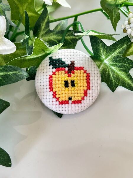 ハンドメイド〜可愛いりんごの断面図くるみボタン〜 ハンドメイド 刺繍ブローチ クロスステッチ