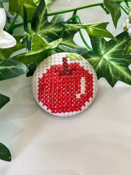 ハンドメイド〜大きな赤いりんごのくるみボタン〜 ハンドメイド 刺繍ブローチ