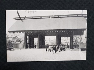 ｈ▲　戦前絵葉書　靖国神社境内　御神門　　建造物　神社仏閣　参拝者　風景　光景　/pc123