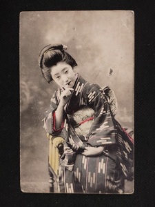 ｈ▲　戦前絵葉書　和服美人　ソファーに肘をついている女性　人物　風景　光景　詳細不明　/pc116