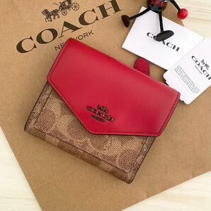 店頭完売品 新品 COACH 三つ折り財布 カーキ レッド 赤色