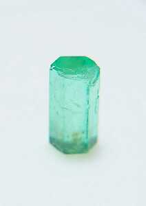  ultimate rare! emerald raw ore 0.74ct hexagon pillar loose (LA-4886)