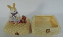 ☆X12■SANKYO　オルゴール　小物入れ　バスケットに座るウサギとクマ　陶器製■_画像7