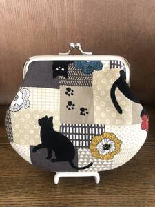 がま口 ポーチ/ 財布 / 小物入れ / ハンドメイド ☆黒猫&花・パッチ風
