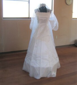 Aライン　シンプル　ウエディングドレス　9号　身長150-160㎝　ベール付き　オフホワイト　