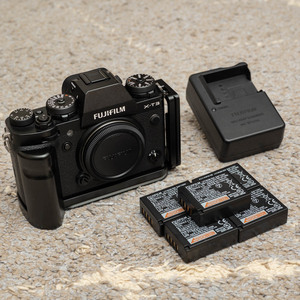 良品 FUJIFILM X-T3 ボディ ブラック 富士フイルム ミラーレス一眼 純正バッテリー5つ その他 おまけ付き