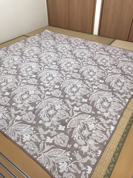 [新品] 激安・在庫処分 約 200×250cm キルトマルチカバー　ソファーカバー　ベットカバー　こたつカバー 花柄リバーシブル