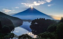 ダイヤモンド富士 富士山 山頂の朝陽 田貫湖の森林 絵画風 壁紙ポスター ワイド版603×376mm（はがせるシール式）025W2_画像1