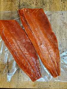 紅鮭スモークサーモン２枚1.3キロ前後。薄くスライスしてお召し上がりください。