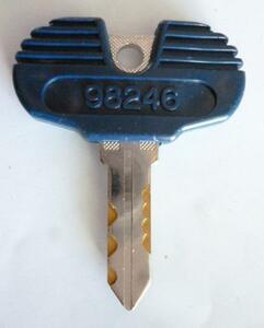 ▲ 98246/青色　アルゼ系　メーカー純正のドアキーです。(中古品)　対応シリンダーにご注意ください。 鍵 カギ かぎ