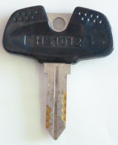 ▲ HS1012/青色　アルゼ系　メーカー純正のドアキーです。(中古品)　対応シリンダーにご注意ください。 鍵 カギ かぎ