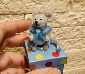 ハンドメイド ミニチュア モール ネズミ 3,5cm BOX付き ドールハウス 手作り人形 テディベア 