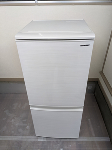  SHARP シャープ ノンフロン冷凍冷蔵庫（137L）SJ-D14F-W 2020年製 動作確認済 取扱説明書付属 家電 冷蔵庫 ホワイト　KN