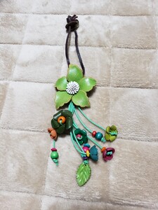 ハンドメイド キーホルダー 花 革