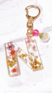 ハンドメイド バッグチャーム イニシャルキーホルダー アルファベットキーホルダー N レジン 春 ピンク ドライフラワー