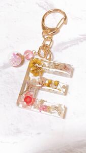 ハンドメイド バッグチャーム イニシャルキーホルダー アルファベットキーホルダー E レジン ドライフラワー ピンク 春