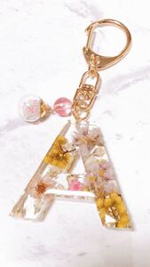 ハンドメイド バッグチャーム イニシャルキーホルダー アルファベットキーホルダー A レジン 春 ピンク キーホルダー